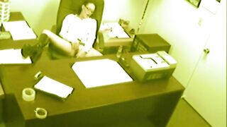 secretaria digitando y masturbando coño en la oficina