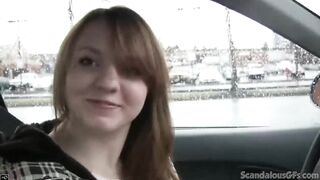 Freche Jenny Blowjob einen Schwanz an einem öffentlichen Ort