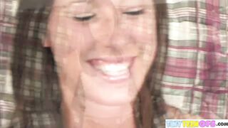 BrookeSkye avec seins naturels Se frotter la chatte dur