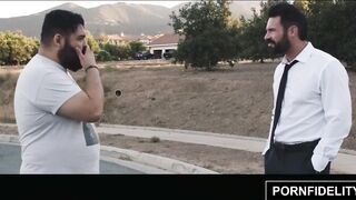 PORNFIDELITY Anna Bell Peaks Pounded junto a la piscina