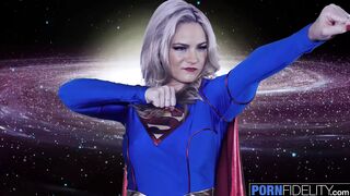 PORNFIDELITY SuperGirl abre su culo para Big Dicked Fan