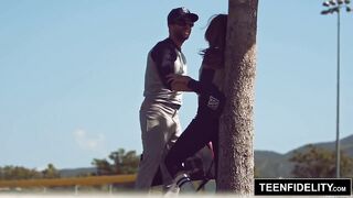 TEENFIDELITY - Kirsten Lee Creampied pelo treinador de softbol