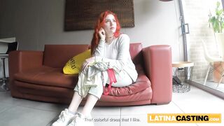 Pelirroja colombiana inocente engañada en el casting de modelos falsos