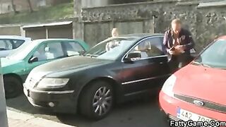 Loira rechonchuda dá cabeça num carro