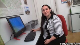 Une fille de bureau potelée se fait pilonner