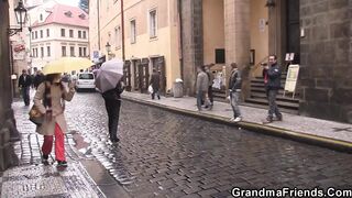 Deux amis ramassent la vieille mamie dans la rue