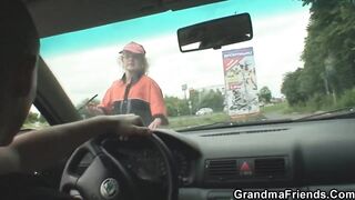 Abuelita doble penetración al aire libre