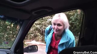 Mamie de 70 ans se fait frapper au bord de la route