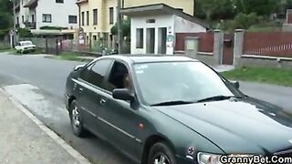 Joven recoge y golpea a la abuela solitaria