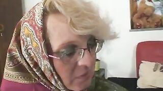 La nonna fa piacere a un ragazzo giovane