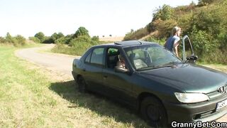 Él recoge y golpea a la abuela de 80 años afuera